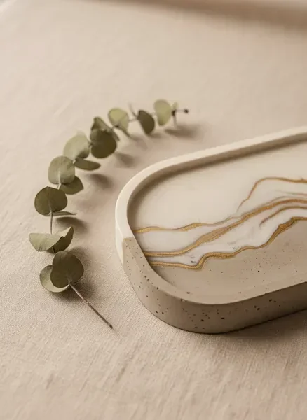 מגש ריזין ובטון בעבודת יד של DP STUDIO — פריט דקורציה ייחודי לבית