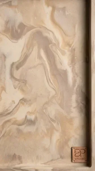 מרקם ריזין ובטון — פרט מקרוב של פריט דקורציה בעבודת יד