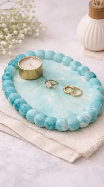 קערת בטון עם ריזין על מדף עץ באור חם