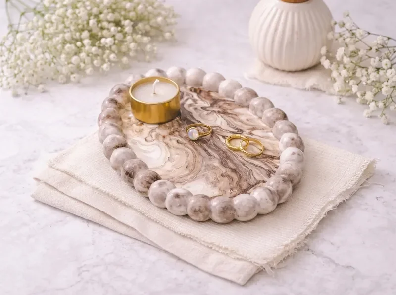 תחתיות ריזין ובטון עם פתיתי זהב על בד פשתן