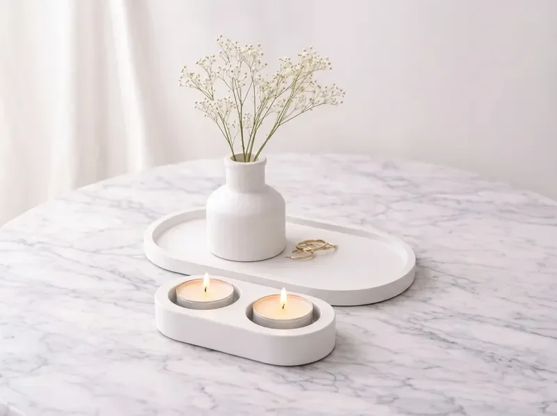 שני פריטי דקורציה בעבודת יד על מדף מינימליסטי